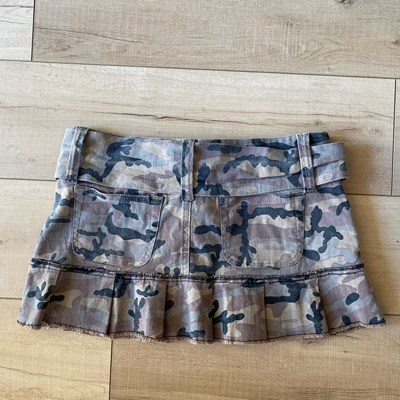 Vintage Y2K Skirt Hydraulic Camo Mini Skirt, Size 9/10 – theme party army girl - Picture 4 of 15